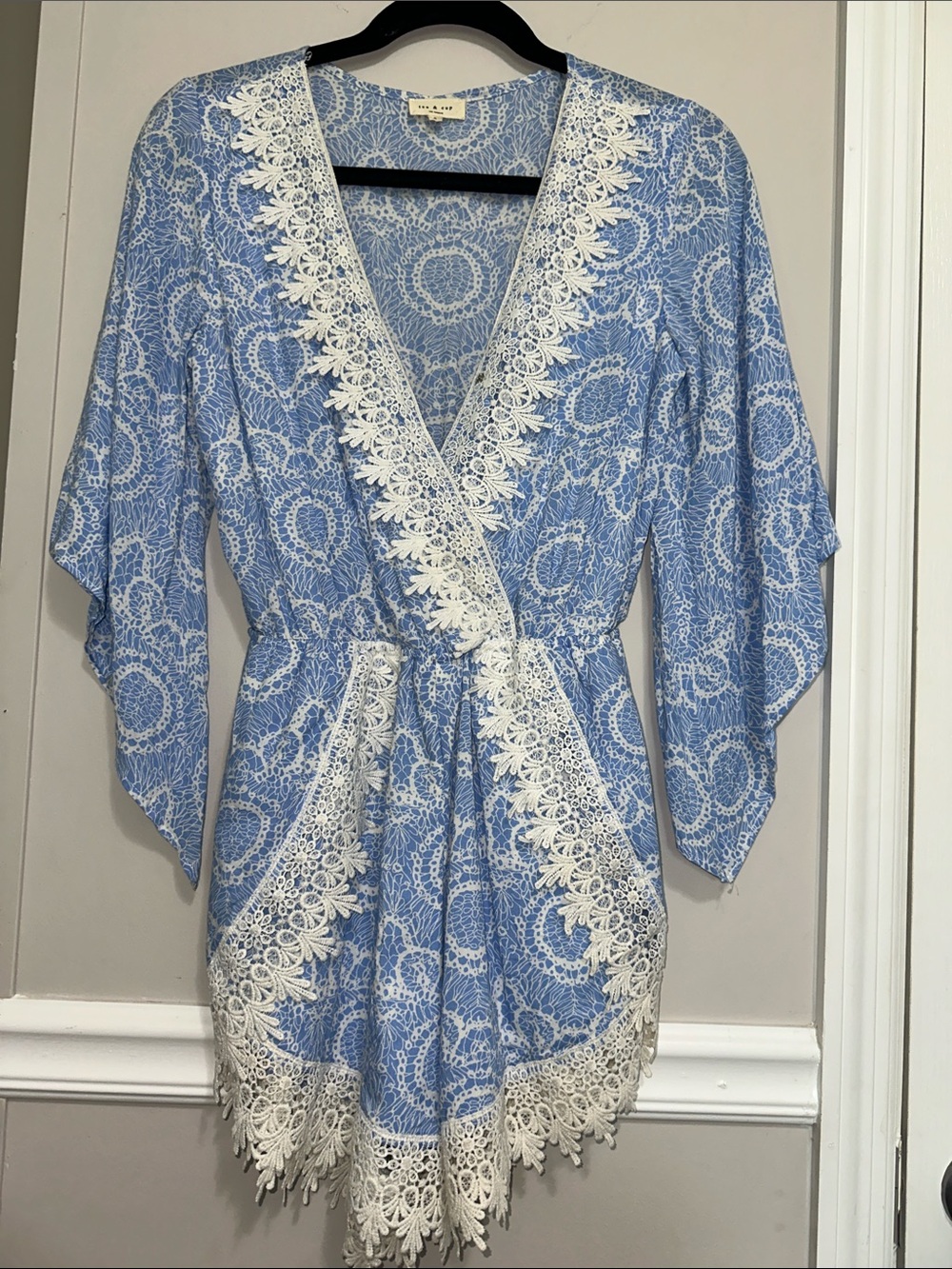 Tea & Cup Light Blue & white Lace-Trim Faux Wrap Romper Women’s Sz Small EUC